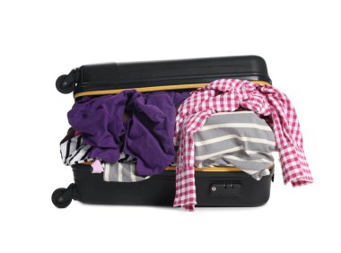 Beyaz kıyafetlerle dolu bir bavul.