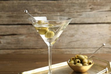 Bardakta martini kokteyli, masada zeytin.
