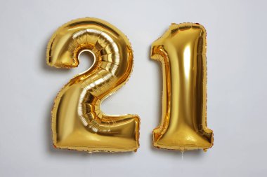 Reşit olma partisi - 21. yaş günü. Açık gri arkaplanda şekillendirilmiş balon sayısı