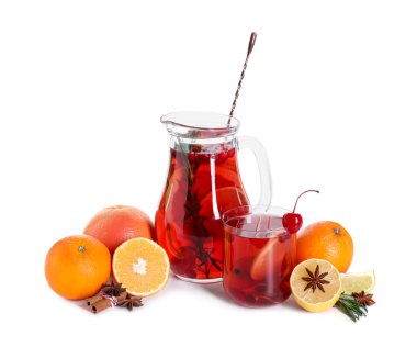 Lezzetli punç ve malzemeler beyaza izole edilmiş.