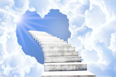 Gökyüzünde ışığa giden merdivenler bulutlardaki kalp şeklindeki boşluktan geçiyor. Tanrı aşkı, kavram