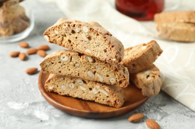 Geleneksel İtalyan badem bisküvileri (Cantucci) gri desenli masa üzerinde, yakın plan