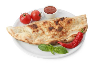 Ketçaplı leziz calzone, taze domates ve beyaz üzerine izole edilmiş kırmızı biber.