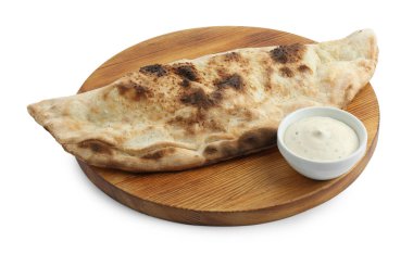 Beyaza izole edilmiş soslu lezzetli bir calzone.