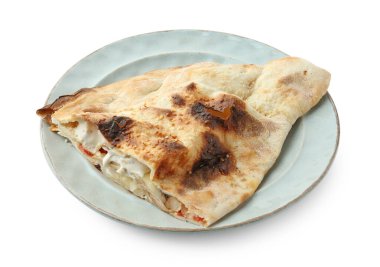 Lezzetli calzone 'nin yarısı et, peynir, sos ve domatesle beyaza izole edilmiş.