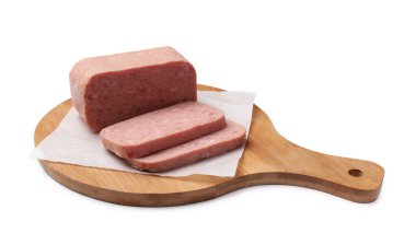 Lezzetli taze et konservesi beyazda izole edilmiş.