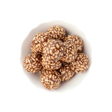 Lezzetli çikolatalı pirinç topları beyaz, üst manzara izole.