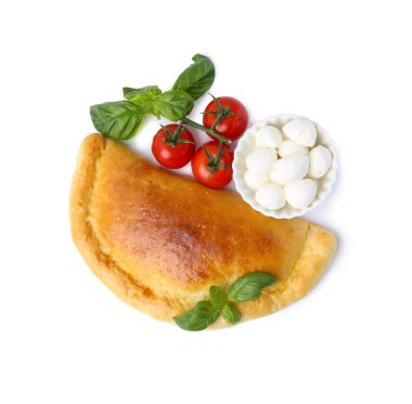 Lezzetli vejetaryen calzone fesleğen, mozzarella peyniri ve beyaz domatesli.