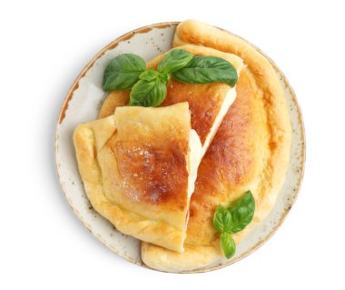 Lezzetli calzone pizza parçaları mozzarella, domates ve fesleğen beyaza izole edilmiş, üst manzara