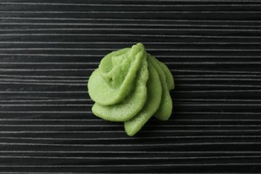 Siyah desenli masa üzerinde sıcak wasabi macunu, üst görünüm