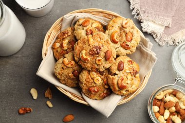 Fındıklı ve sütlü lezzetli kurabiyeler gri masada, düz yerde.