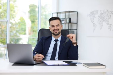 Ofisteki gülümseyen bankacının portresi