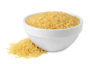 Kabın içindeki çiğ bulgur beyaza izole edilmiş.