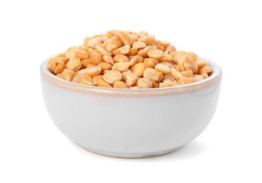 Kuru bezelyeler beyaz kasede izole edilmiş.