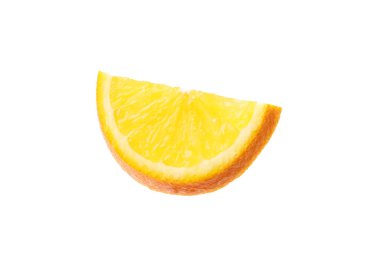 Beyaza izole edilmiş sulu portakal dilimi.