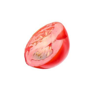 Kiraz domatesinin yarısı beyaza izole edilmiş.