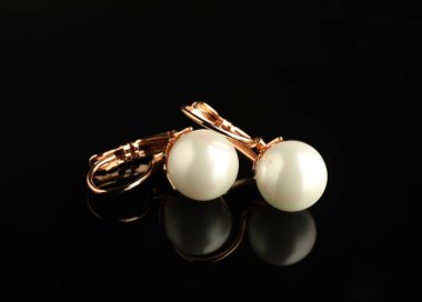 Güzel bijouterie. Siyah arkaplanda şık küpeler