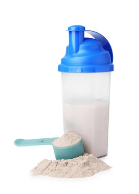 Beyaz kepçedeki protein tozu ve karıştırıcı izole edilmiş.