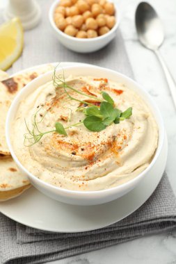 Biberli lezzetli humus, pide ve nohut, yakın plan.