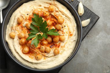 Maydanozlu enfes humus, kırmızı biber ve nohut gri masada, üst manzara.