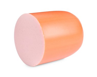 Lezzetli bir parça haşlanmış sosis beyaza izole edilmiş.