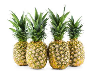 Birçok taze ananas beyaza izole edilmiş.