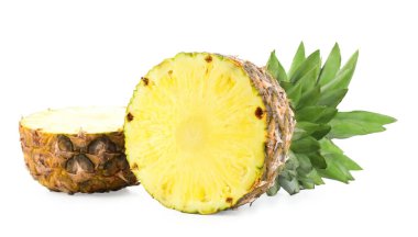 trozos de piña madura aislado en blanco