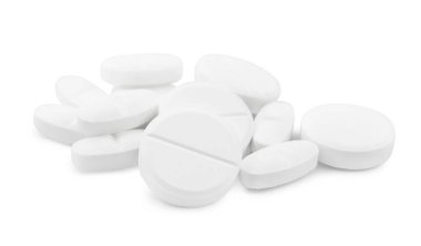 Açık gri arka planda antibiyotik hapları yığını. Yakın plan.