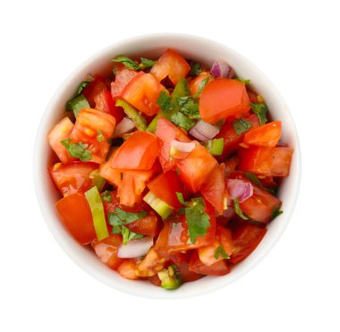 Beyaz tencereye izole edilmiş lezzetli salsa sosu.