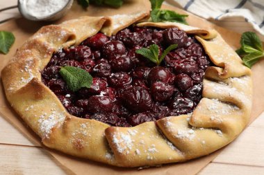 Kirazlı, nane ve pudra şekerli lezzetli galet ahşap masada, yakın plan.