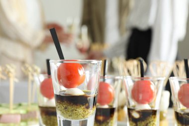 Bulanık arka planda bir sürü lezzetli kanepe var. Açık büfeden hoşlanan insanlar, kapalı mekanlar, yakın çekim.