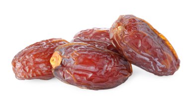 Birçok lezzetli kurutulmuş tarih beyaz üzerine izole edilmiş.