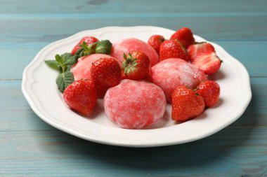 Lezzetli mochi, çilek ve nane açık mavi ahşap masa, yakın plan
