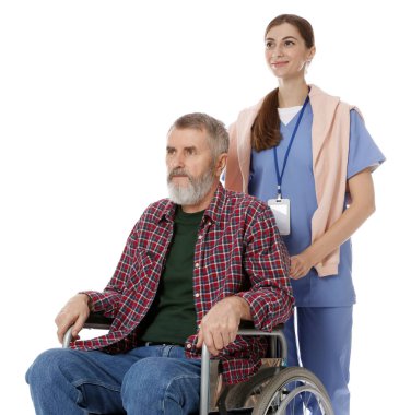 Hademe, beyaz arka planda tekerlekli sandalyedeki yaşlı adama yardım ediyor. Ev sağlık hizmetleri