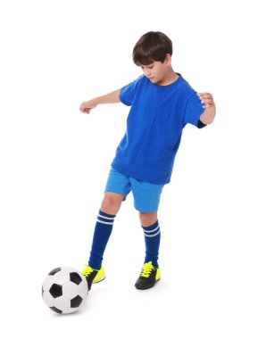 Futbol topu olan çocuk beyaz arka planda futbol oynuyor.