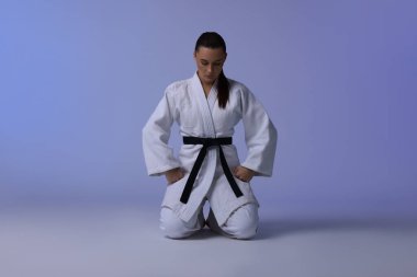 Kimonolu karate dövüşçüsü.