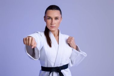 Kimonolu karate dövüşçüsü.