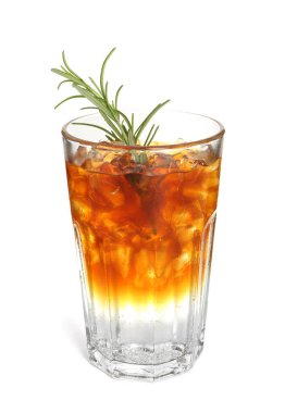 Beyaza izole edilmiş biberiyeli taze espresso tonik.