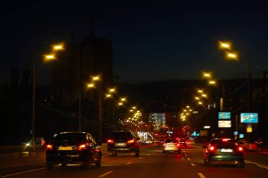 Akşamları trafik ve sokak lambaları olan şehir manzarası