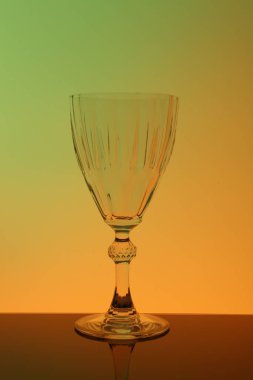 Masada boş bir bardak, renk efekti.