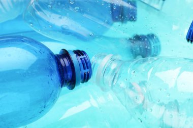 Arkaplan olarak birçok plastik şişe, yakın görünüm