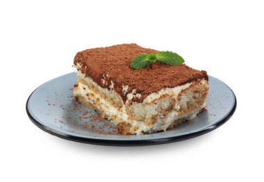 Bir parça lezzetli tiramisu ve taze nane şekeri beyaza izole edilmiş.