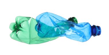 Kırışmış boş plastik şişeler beyaza izole edilmiş.