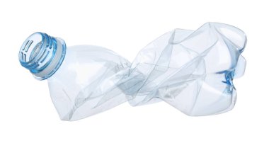 Kırışmış bir plastik şişe beyaza izole edilmiş.