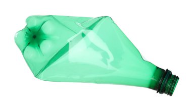 Kırışmış bir plastik şişe beyaza izole edilmiş.