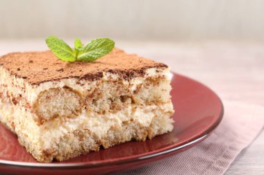 Hafif ahşap masada naneli nefis tiramisu, yakın plan.