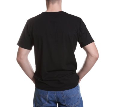 Beyaz arka planda, şık tişörtlü bir adam. Tasarım için model