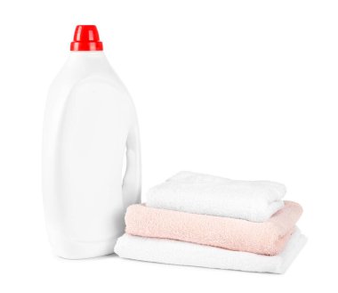 Çamaşır deterjanı şişesi ve beyaz üzerine izole edilmiş temiz havlular.
