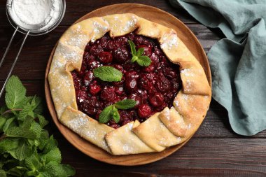 Kirazlı, nane ve pudra şekerli lezzetli galet ahşap masa, düz yatıyordu.