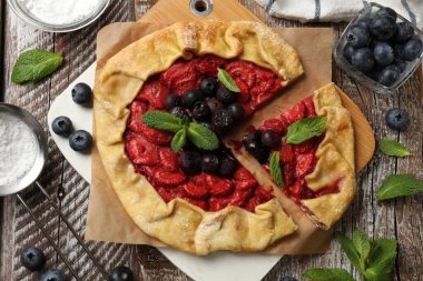 Çilekli, böğürtlenli ve nane şekerli güzel bir galet.